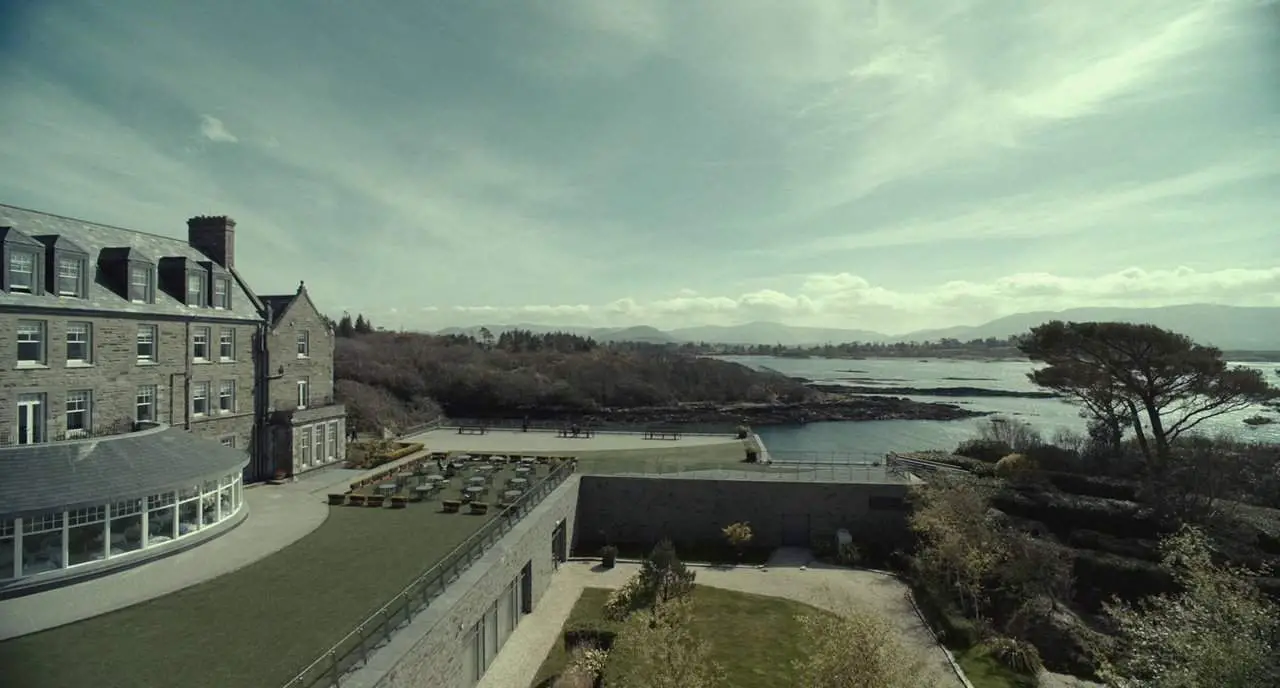 THE LOBSTER, YORGOS LANTHIMOS (2015) hotel by the sea